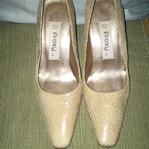 Very Nice women creme heels by Proxy In Spain